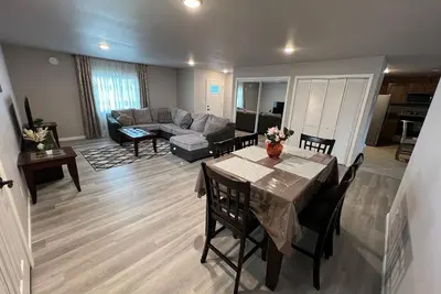 Image de Experience Fairbanks comfortably, just a 3-min drive from Creamer's Field