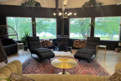 Image de Lakeside Lodge with hot tub, wood stove and kayaks!