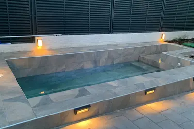 Image de Nouvelle maison à Madrid avec piscine privée, jacuzzy et garage