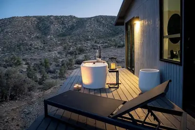 Image de Romantic, Luxury Off-Grid Pioneertown Escape with Hot Tub · The Glass Cabin