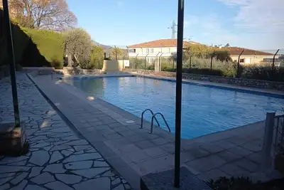 Image de 2 pièces dans résidence avec piscine et tennis