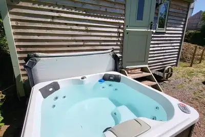 Image de Apple hut, romantic shepherd hut retreat with log burner, hot tub, pet friendly!