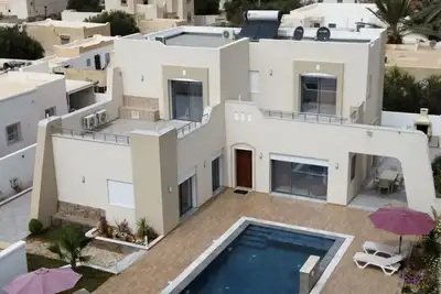 Image de Villa de Grand Standing Avec Piscine, Pour vos Vacances ensoleillées