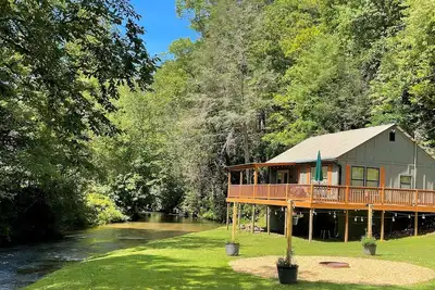 Image de Cozy cabin with riverfront location, fire pit and peaceful surroundings