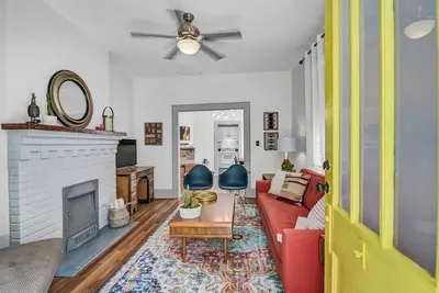 Image de Walk or bike to Noma or Main Street district from this fun &  peaceful retreat.