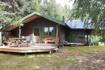 Rymlig och Fräsch Stuga med Egen Timmerhus-bastu och Badtunna Nära Lakenesjön