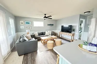 Image de Cozy beach cottage nestled between the sound and sea!