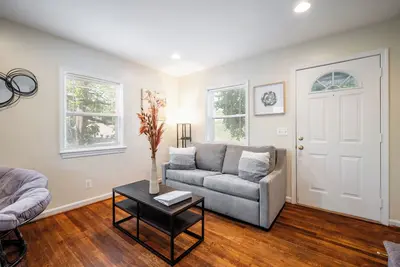 Image de Historic Old Town+Metro Alexandria Townhome Walk Score 95 King Bed Pet Friendly