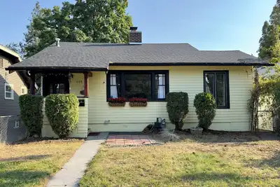Image de Relax at this comfy bungalow near Manito Park on Spokane's South Hill.