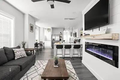 Image de Heart of Indy | Sleeps 6 | Modern Home