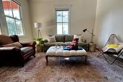 Image de Vintage Haven: Historic Bungalow Retreat