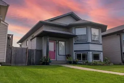 Image de Beautiful home in quiet neighbourhood, sleeps 10!