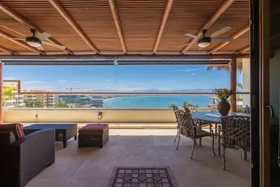 Image de Stunning two-level ocean view condo