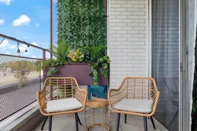 Image de Luxury Mid-century Condo, Cozy & Fully Remodeled. Stocked with Many Extras!