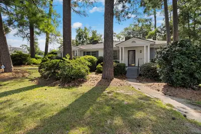 Image de Spacious 2 Bedroom walking distance to shopping and Dining.