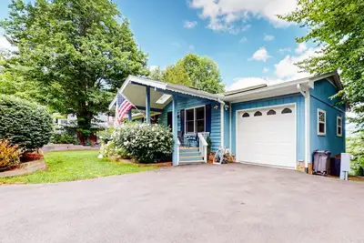 Image de Mountain-view home with deck, Ping-Pong, sunroom, grill, & washer/dryer