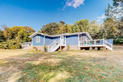 Image de Lakefront, renovated, dog-friendly home with dock, paddleboards & firepit