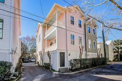 Image de 2-story downtown Charleston house with balcony, washer/dryer, central Ac, WiFi