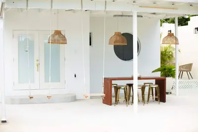 Image de Top Location, 1 mile from Airport, Full House, Big Patio, Free Parking.