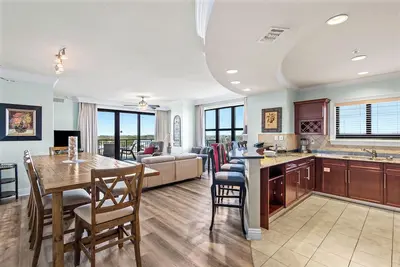 Image de Luxury Oceanfront Condo at Emerald Grande – 3br with Ocean View & top Amenities