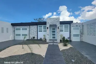 Image de \"Seaside Haven: A Spacious Family Retreat with Guest House Near the Beach\"