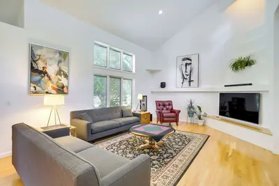 Image de Modern & Spacious Home - 6 Mi to Dtwn South Bend