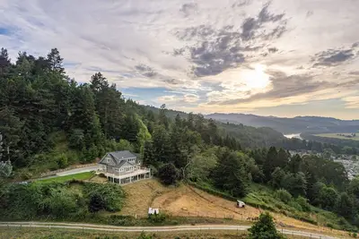 Image de Private Hilltop House with Amazing Views! Close to Ave. of the Giants/State Park