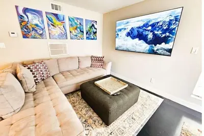 Image de 2 Queens of Uptown Charlotte