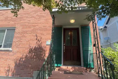Beautiful and cozy loft in Mt Lookout!