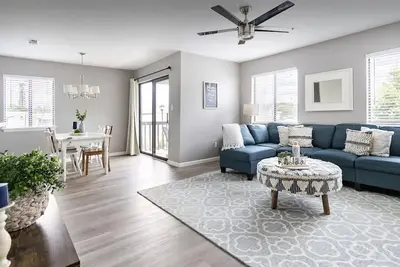 Image de 2 blocks to Fsu, Campus tours/visits, King bed, Gated community w/2 pools, Free park
