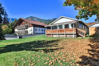 Downtown Leavenworth Front Street Home - Walk to Town - Hot Tub!