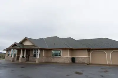 Image de Cozy 12-Person Retreat w/Hot Tub, Near Portland