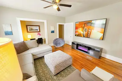 Image de Modern Apt 86\" Tv!