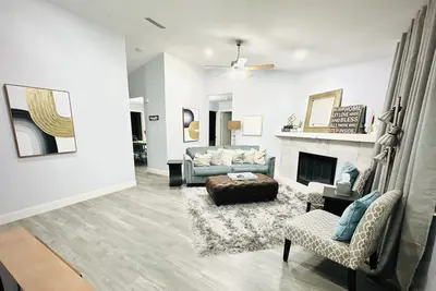 Image de Renovated retreat 5 minutes or less from hospitals, highways, & foodie markets!