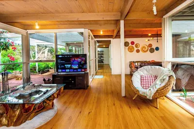 Image de Nature Escape with Luxe 4k Cinema • Close to Airport