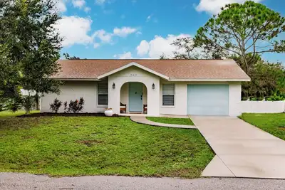 Image de Vacation Home: 3 bedrooms, fire pit, pergola with outdoor seating, we love pets!