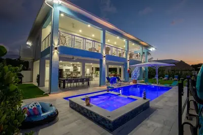 Image de Stunning Outdoor Oasis, Heated Pool/Spa, Kayaks, 4br/5ba, 75' dock deep canal