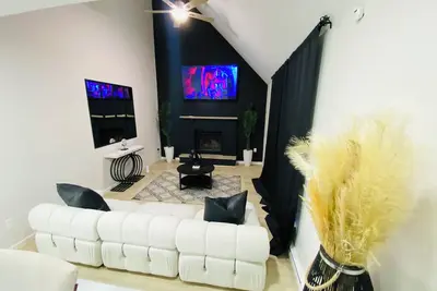 Image de Cozy/ Modern home located in the Poconos. Convenient location.