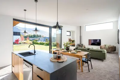 Modern Holiday Home in central Wanaka with Mountain Views