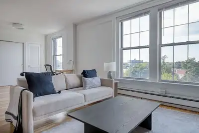 Image de Airy Brookline 2br w/ W/D, nr Dining & Green Line, by Blueground