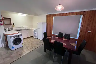Image de 2 bedrooms, internet, a local sim card & $10 call credit & good coffee