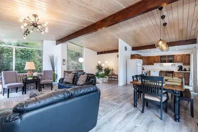 Image de Serene Cabin-Style Retreat Near Mountains and Trails