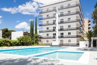 Image de Apartamentos de 2 Dormitorios con Piscina en Pleno Centro de Salou!
