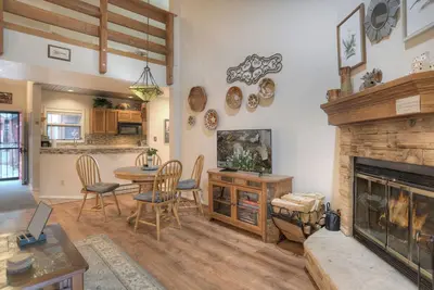 Image de Scenic Mountain Escape (#304) | Deck, Mtn Views, Fireplace, Near Ski, Dogs Ok