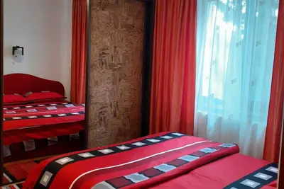 Image de Cozy apartment, located near a vibrant main street ideal for short term retreat