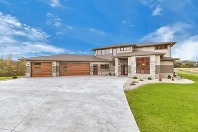 Image de 3 Bedroom Modern prairie home in the woods