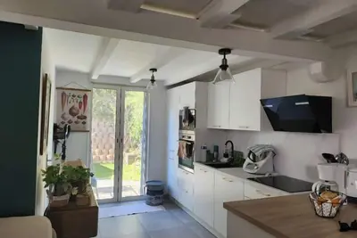 Image de Maison mitoyenne sur un côté cocooning restaurée en 2022 à la décoration soignée