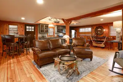 Image de 30-Acre Horse Ranch Upscale Cabin W/Pool, Otdr. Fireplace, Trails, River & Pond
