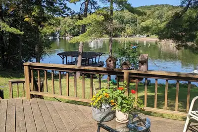 Image de Direct lakefront cottage with wood burning fireplace in great room. Pet friendly