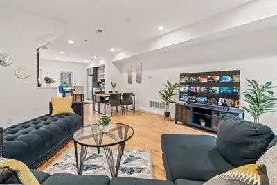 Image de Huge 4br Modern Home W/HotTub and King Bed!